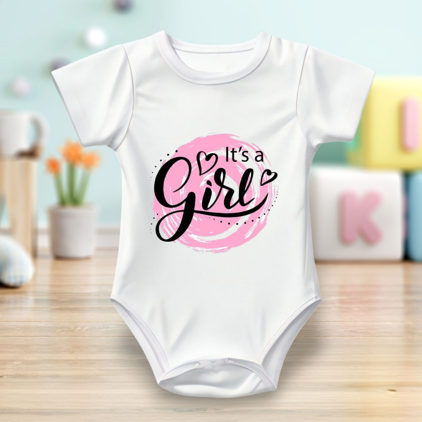 بدلة أطفال بأكمام نصفية - مطبوعة عليها عبارة "It's a Girl"